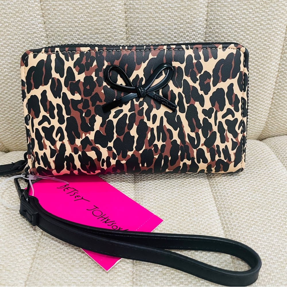 NEW‎ Betsey Johnson Leopard Print Wristlet Wallet Zip Around Black Bow